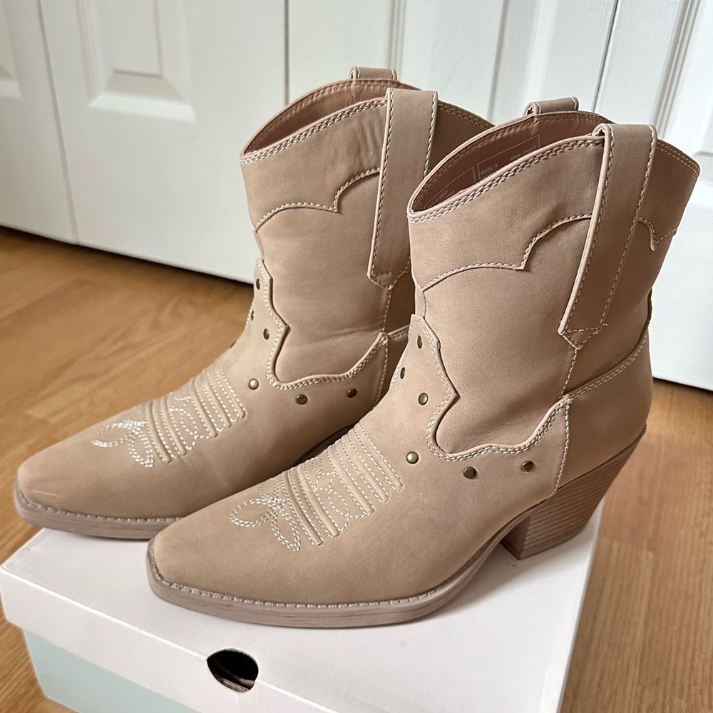 Women’s Tan Western Boots